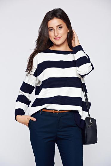 Casual knitted easy cut darkblue sweater