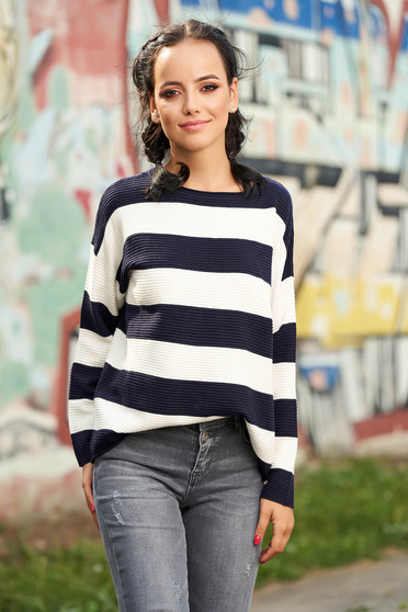 Casual knitted easy cut darkblue sweater