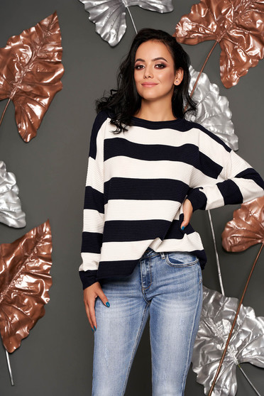 Casual knitted easy cut darkblue sweater