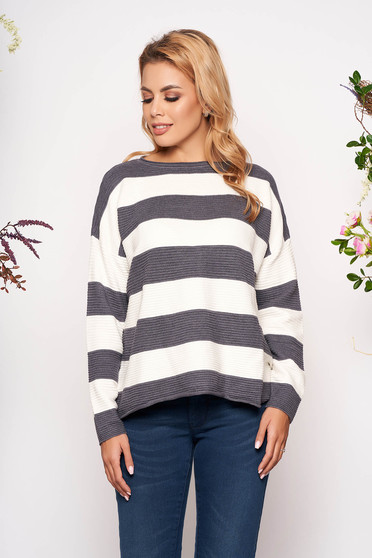 Casual knitted easy cut grey sweater
