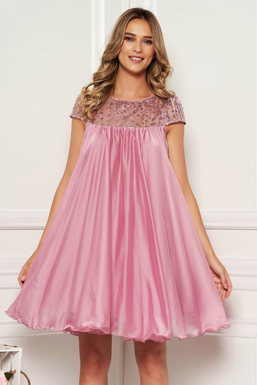 Lightpink occasional dress with easy cut with embroidery details from veil with inside lining