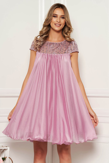 Lightpink occasional dress with easy cut with embroidery details from veil with inside lining