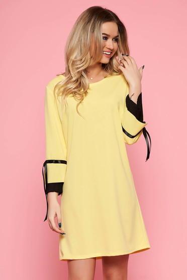 Yellow elegant dress from elastic fabric with easy cut with 3/4 sleeves