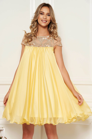 Artista yellow occasional dress with easy cut with embroidery details from veil with inside lining