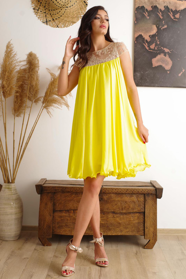 Yellow occasional dress with easy cut with embroidery details from veil with inside lining