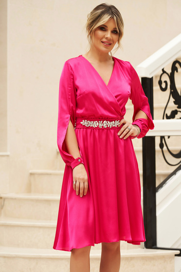 StarShinerS fuchsia dress from veil fabric with cut-out sleeves with v-neckline accessorized with tied waistband elegant cloche