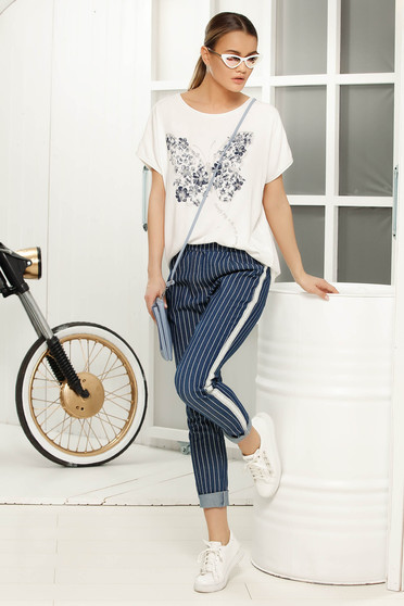 White casual flared t-shirt short sleeves airy fabric with graphic details