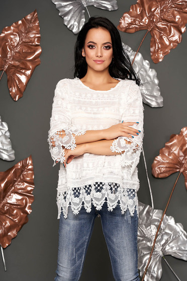 Casual flared white t-shirt laced with 3/4 sleeves