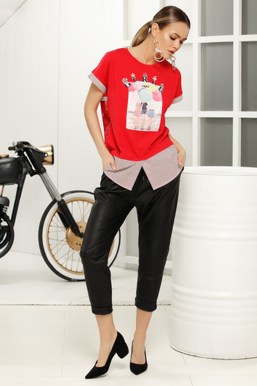 Casual flared neckline red t-shirt with graphic details