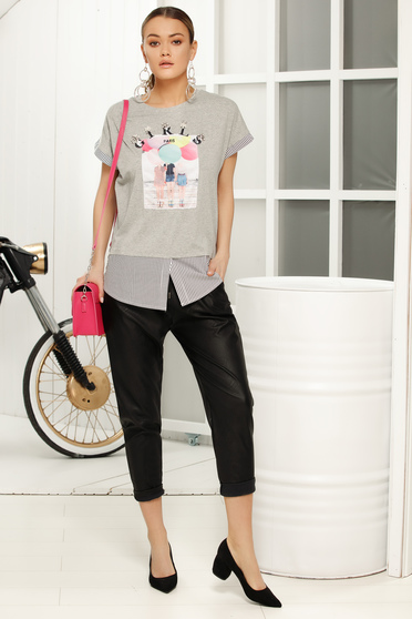 Casual flared neckline grey t-shirt with graphic details