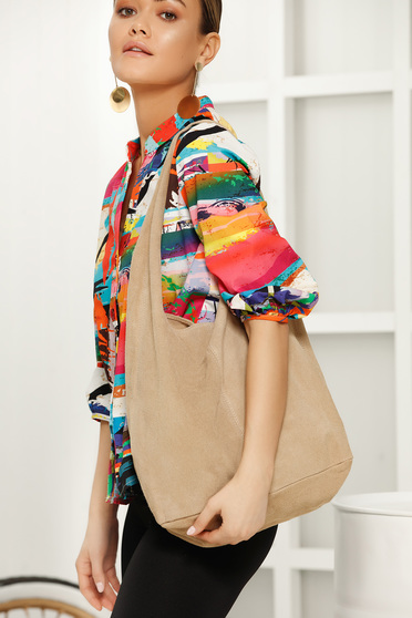 Cream casual bag medium handles with an accessory