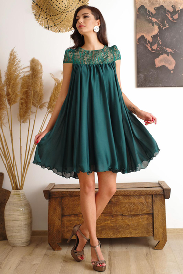 Dirty green occasional dress with easy cut with embroidery details from veil with inside lining