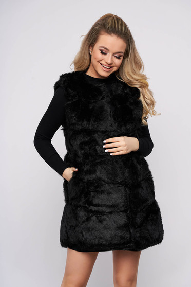 Gilet with easy cut from ecological fur with inside lining black with pockets