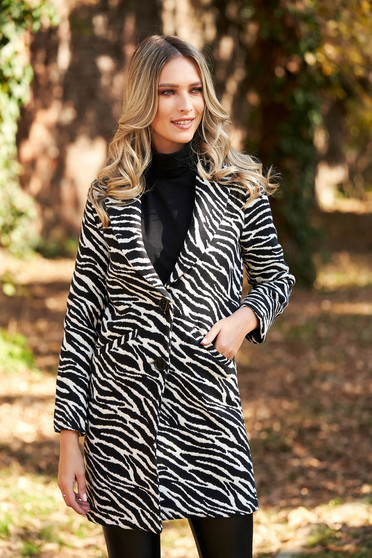 Black trenchcoat casual straight cut from thick fabric with easy inside lining