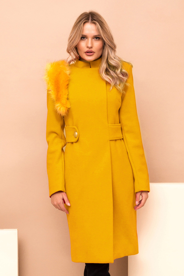 Coat mustard cloth with faux fur details accessorized with tied waistband