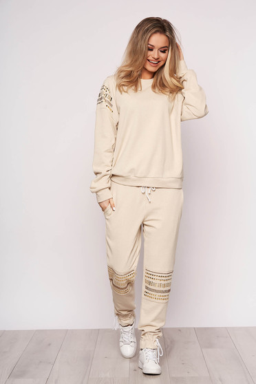 Cream sport 2 pieces cotton with metallic spikes with easy cut