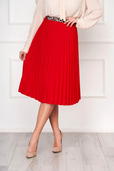 Red skirt cloche midi casual accessorized with belt pleats of material