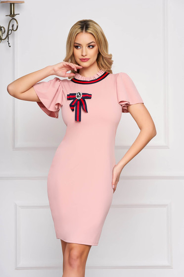 Dress lightpink accessorized with breastpin short sleeve pencil short cut cloth elegant