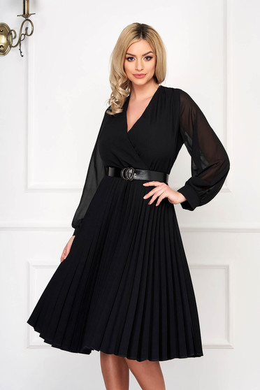 Black dress cloche midi pleats of material with veil sleeves with v-neckline